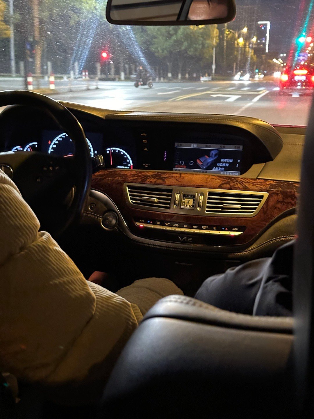 跨越140年的热爱140年前，卡尔·本茨在一间小工坊里拧紧最后一颗螺丝，把一台发