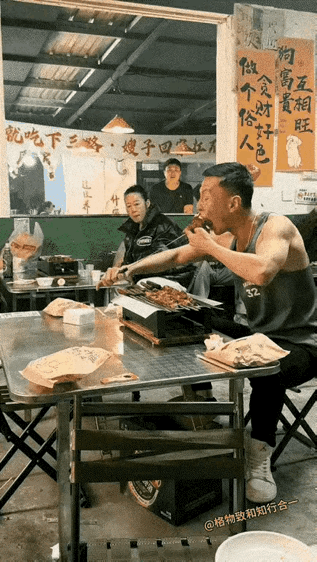 东北三娃子吃播结合魔术表演挺好滴，旁边大姐看呆了！三娃家庭日常 三哈儿子 三娃自