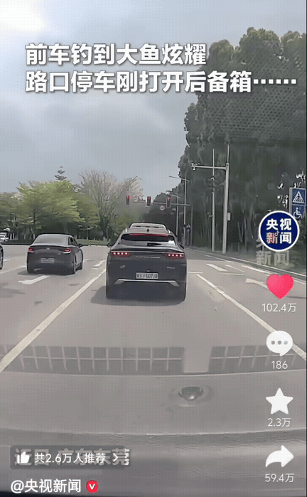 真是笑不活了！广东东莞，男子开车正排队等灯，前车的后备箱突然就打开了，男子正仔细