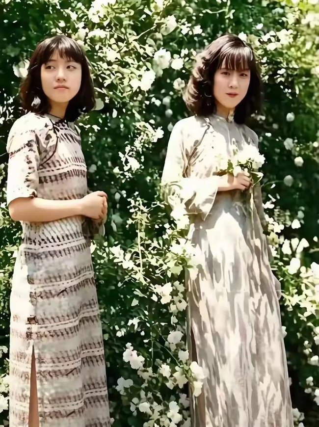 三十年代，张学良发妻于凤至与长女张闾瑛，在蔷薇花下的一张留影 