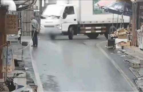 路人也有责任啊？
站在路边遥望远方，惬意的同时悠然自得，挺美好的事情！哪成想祸从