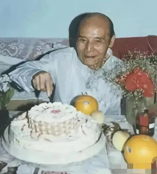 1954年秋天，上海市公安局情报主任胡均鹤接到去北京开会的通知，刚进公安部大门，