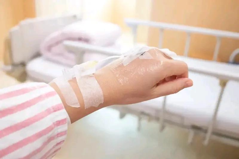 有五名日本人和2名中国人在一个私人小站候车，有一名日本人用手语在手撑电脑上聊天，