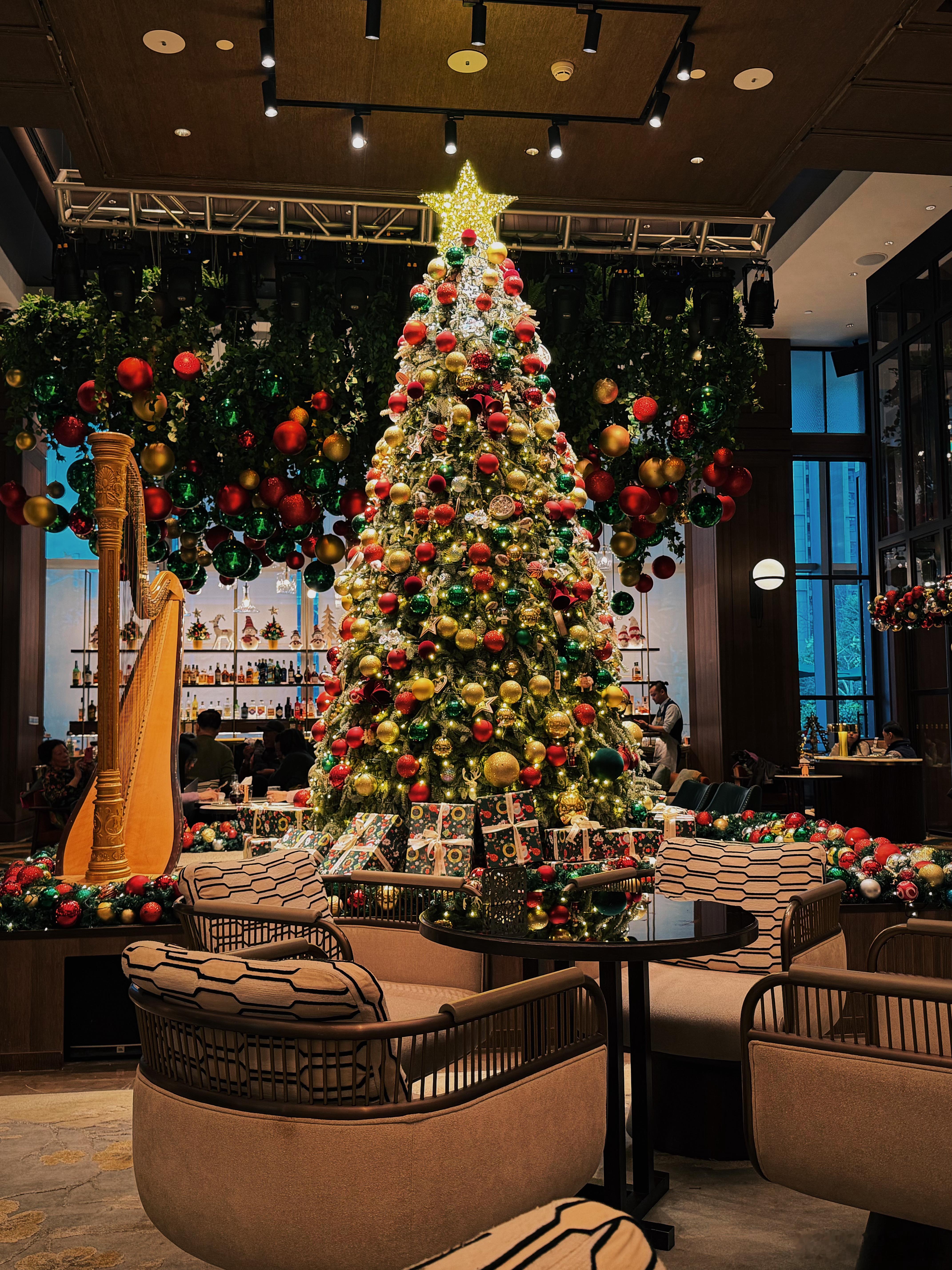 下午在香格里拉喝下午茶（纯粹是因为到早了），节日气氛还是很浓(๑＞ڡ＜)☆🎉 