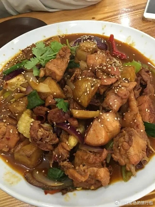 源自新疆的大盘鸡扎根洛阳后彻底本土化，调低烈性辣度，调出醇厚甜辣酱香，配上现扯烩