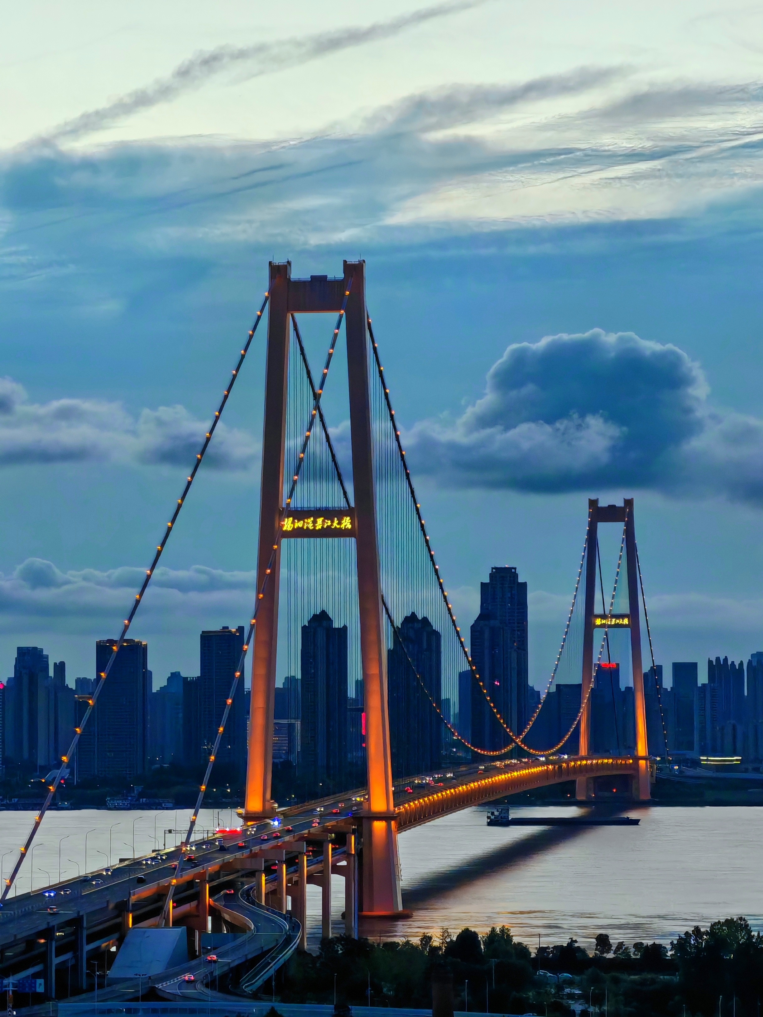 阳台随手拍，加了一个滤镜。今天是云朵开会了这两天一直在跑房子的事儿，累到了有点，