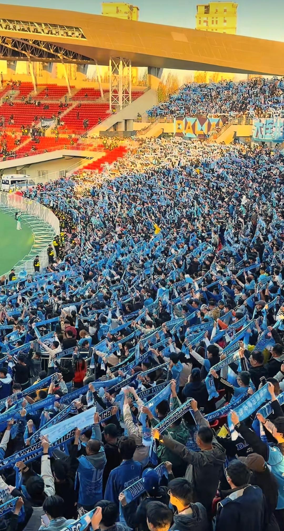 大连英博球迷确实给力，即便今天是周三依旧有数万名大连球迷远征沈阳铁西体育场为球队