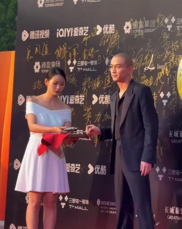 光头真的很检验颜值！ 36岁陈晓一改往日形象，顶着一个锃光瓦亮的光头造型走红毯，