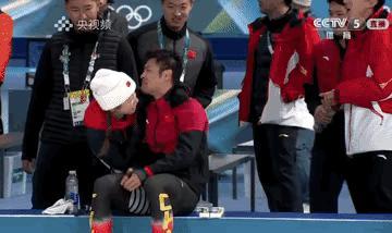 四个拥抱，藏着宁忠岩这枚金牌最硬核的含金量！
赛场强手云集，4人打破奥运纪录，他