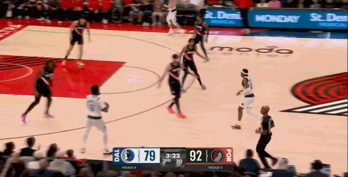 很烦！杨瀚森扑防克莱已经没拦住！
在今天NBA常规赛开拓者对阵独行侠的第三节比赛