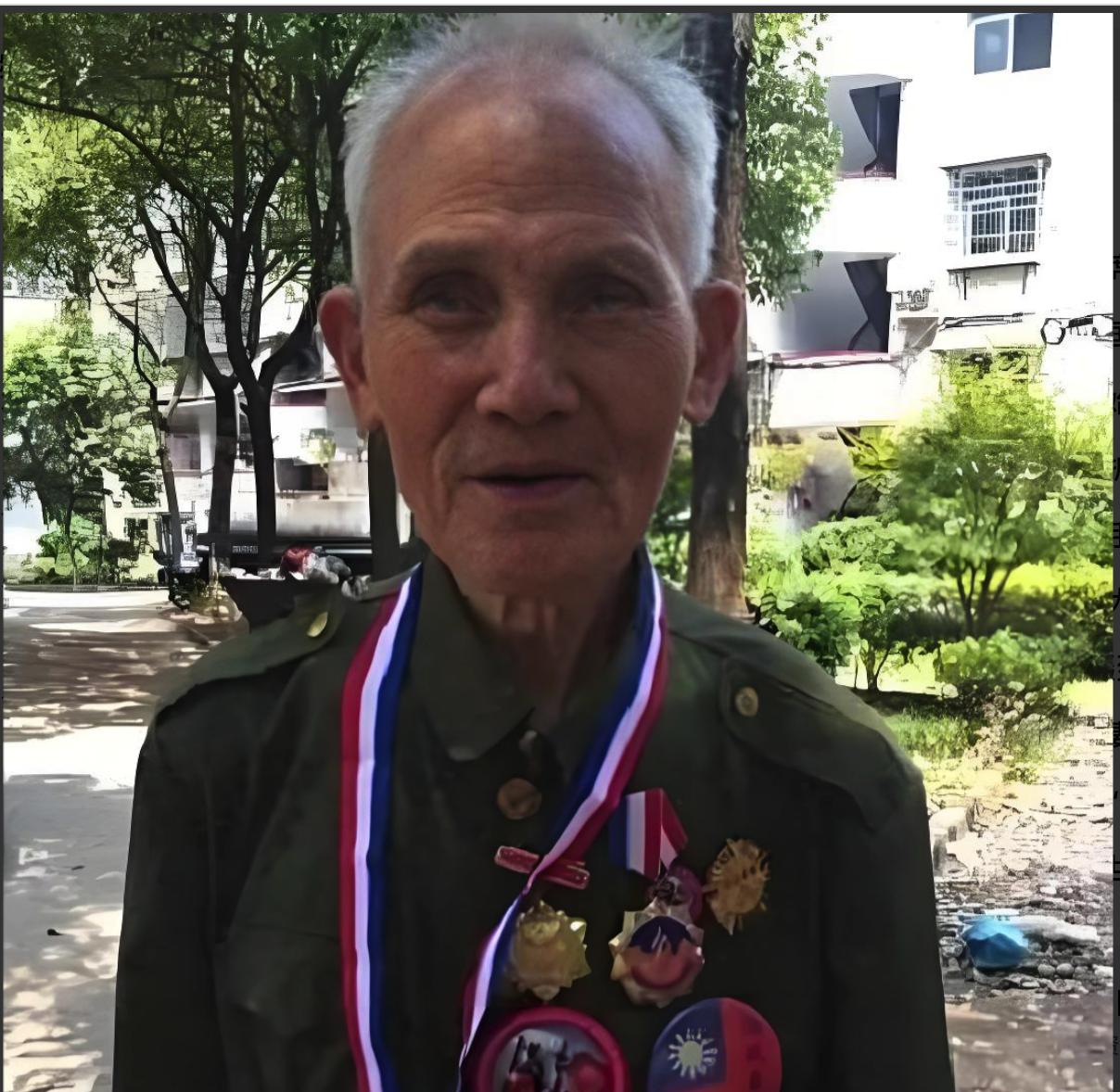 1945年，一个落单机枪手拖着伤腿爬上山头，却撞见山坳里100多个日本兵正围着铁