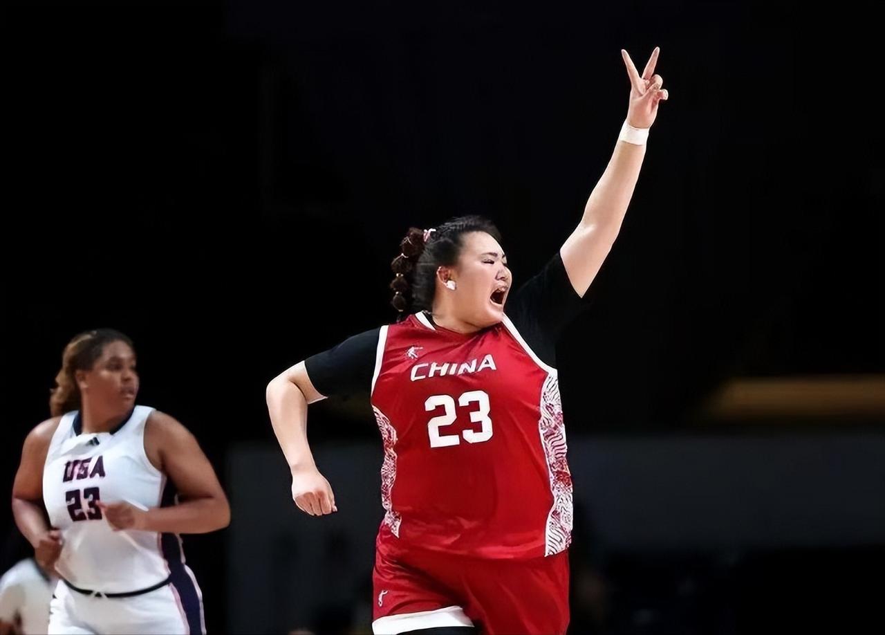 【“女版奥尼尔”杀疯了！刘禹彤两战巴西狂轰29+13，内线巨无霸专治各种不服】