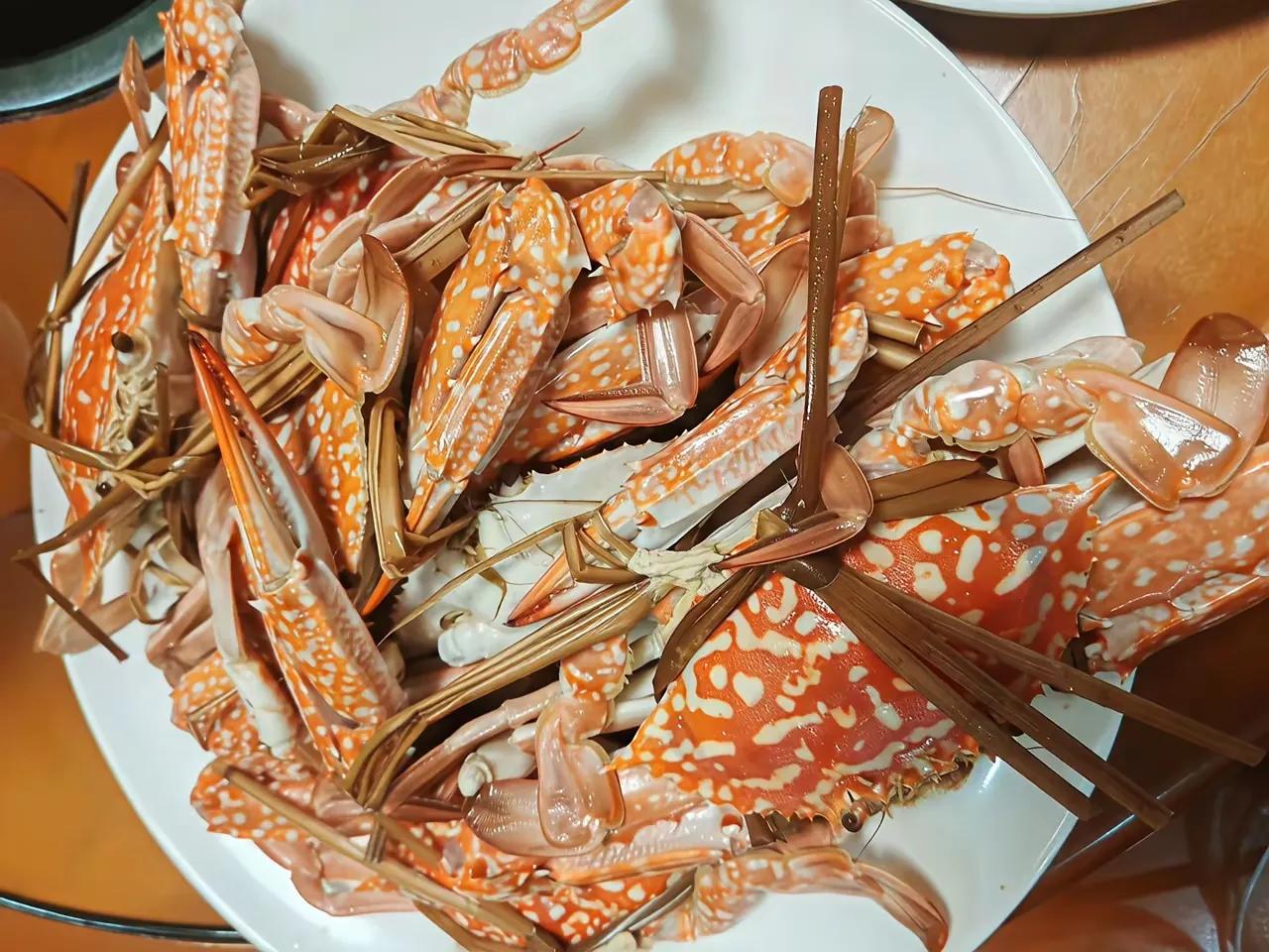 北海的螃蟹和爬虾和渤海的外表看一样，熟了以后却是两个颜色，大家说这是为什么呢？