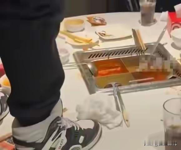 史上最贵的一泡尿不是2300万，而是220万！日前，海底捞小便事件判决生效，两名