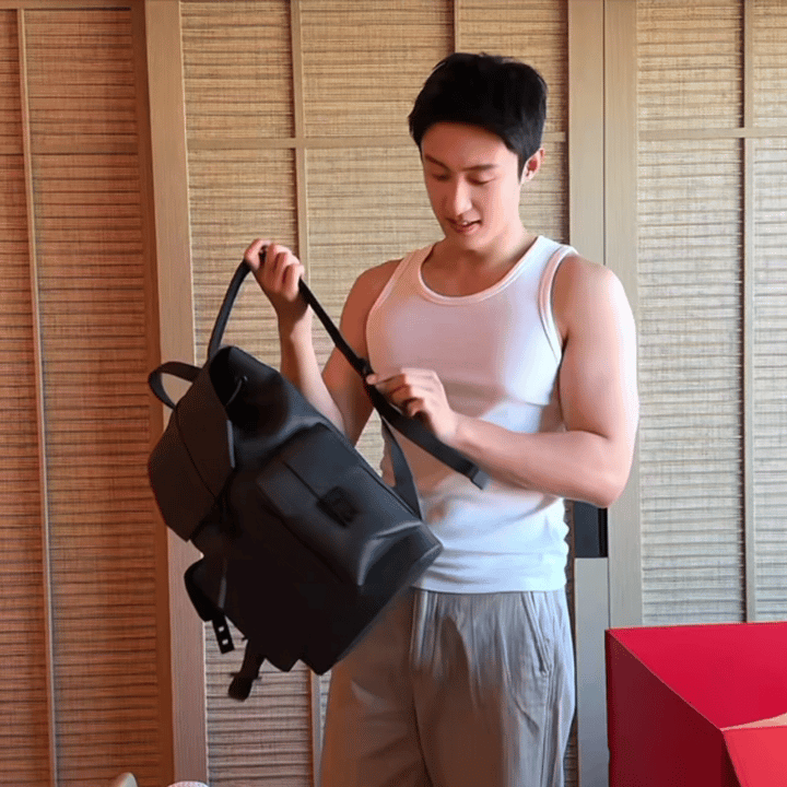 黄景瑜穿背心背双肩包 ，菲拉格慕全球品牌代言人黄景瑜 有的男人由于头肩比例、小臂