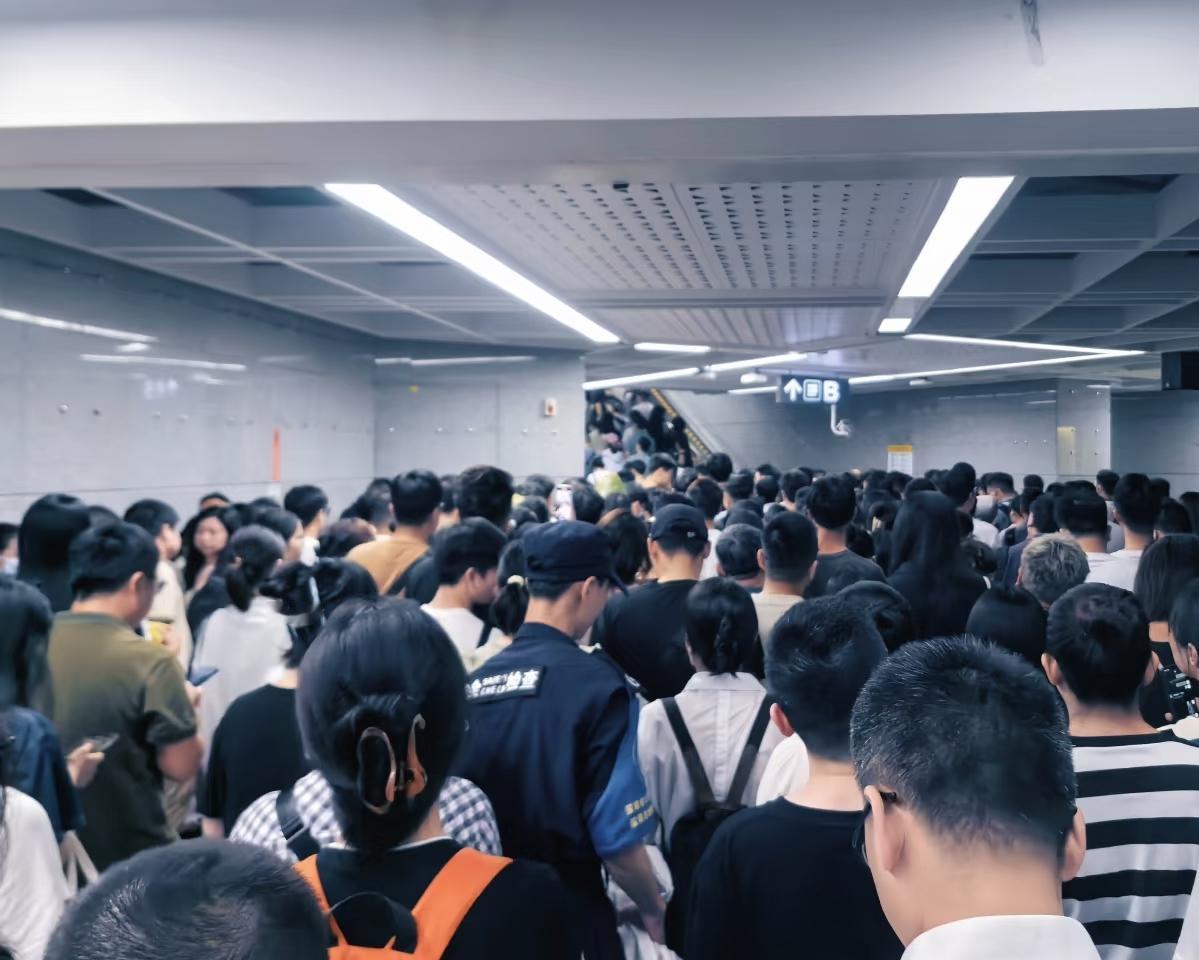 全球平均工资最高的国家排名：

第一名：瑞士，约74万元/年
第二名：冰岛，约6