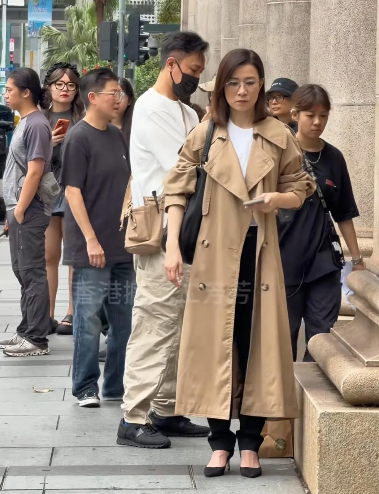 除了明星光环，走在大路上就是一个普通人，没有惊艳。