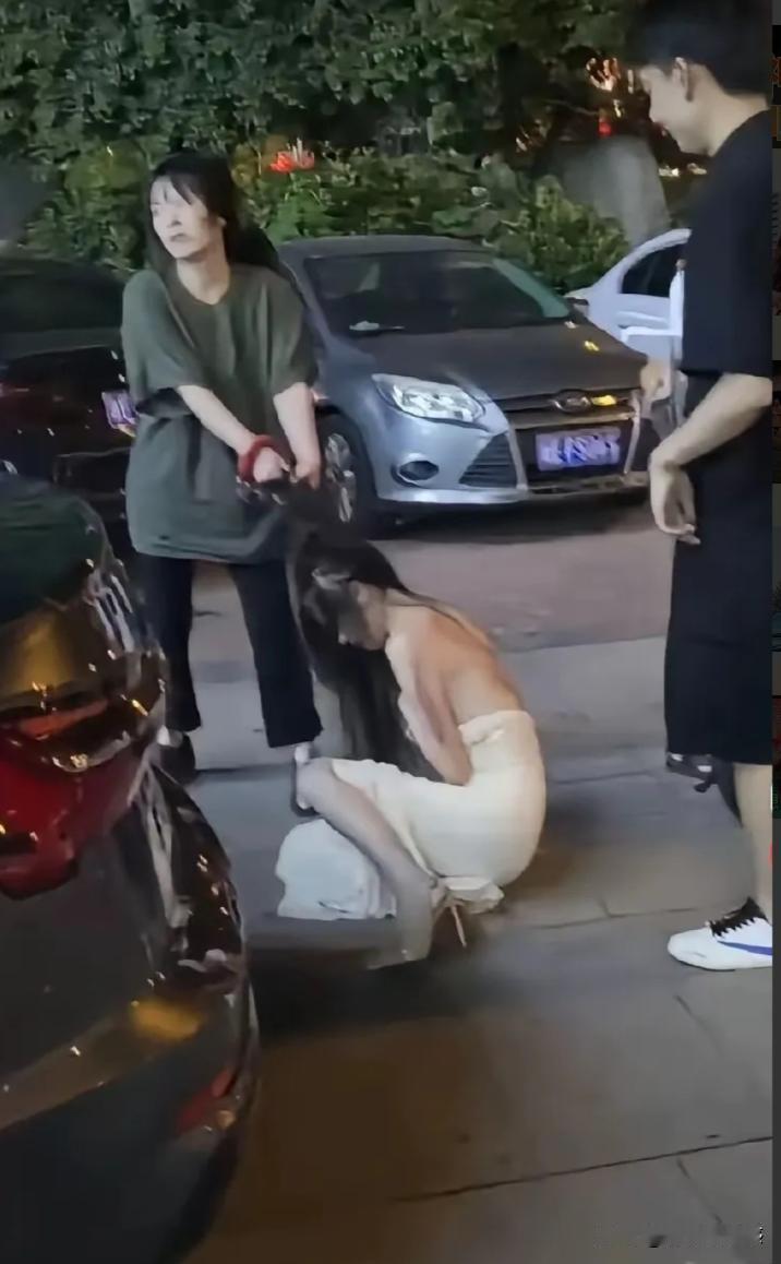 初次犯错可以原谅，毕竟在一起这么多年，
如果还不改，那么很简单，搜集好相关资料，