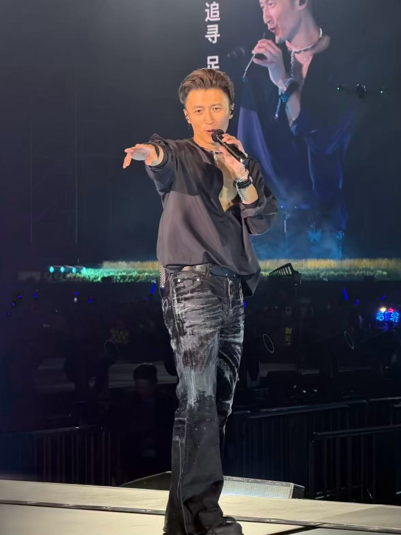 谢霆锋的屁股在发光 深圳演唱会造型再上新高度——不是深V，是镶钻裤！灯光一打，闪