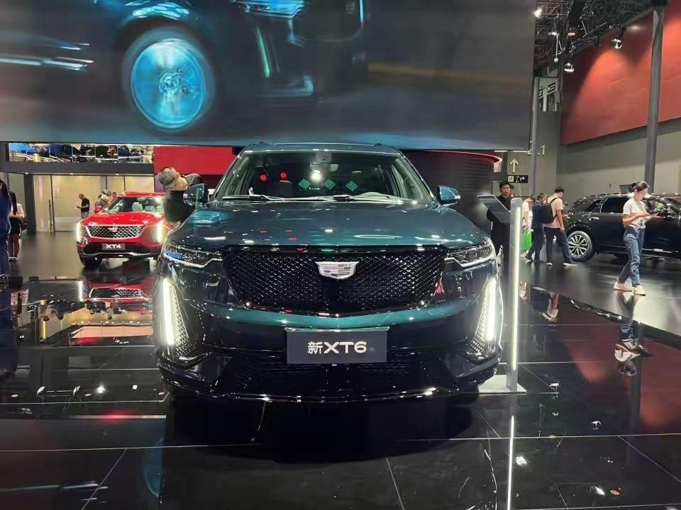 凯迪拉克 XT6 七座版的空间表现较为出色。其车身尺寸相对较大，为车内乘客提供了