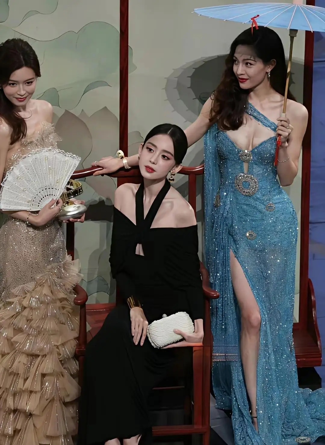 娜扎站那就不像真人，钟楚曦一扭腰全场亮了，杨子姗没说话，但镜头不敢挪开。没修图？