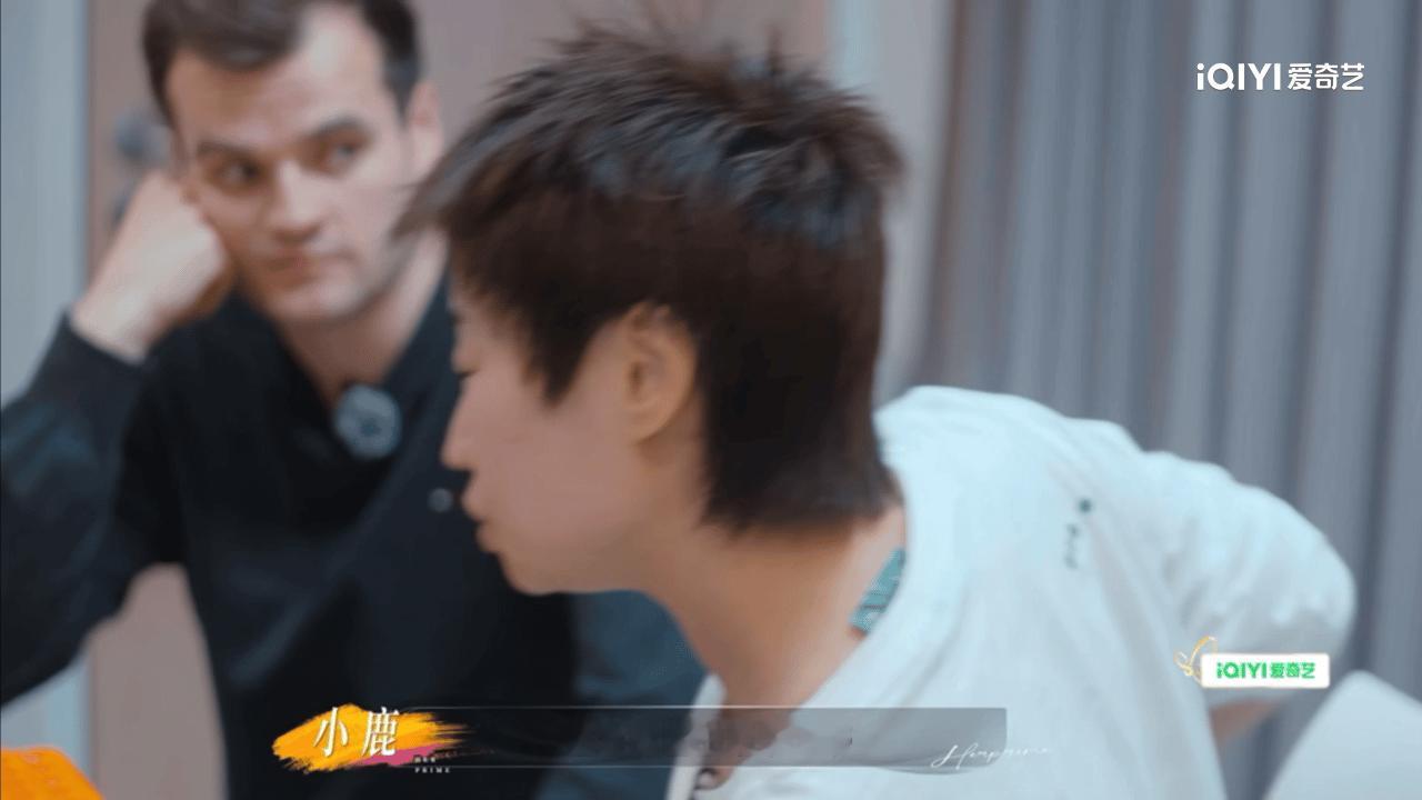 小鹿回应老公手抖孕检现场汤包因紧张手抖弄洒样本，社死画面出圈。小鹿特意录视频回应