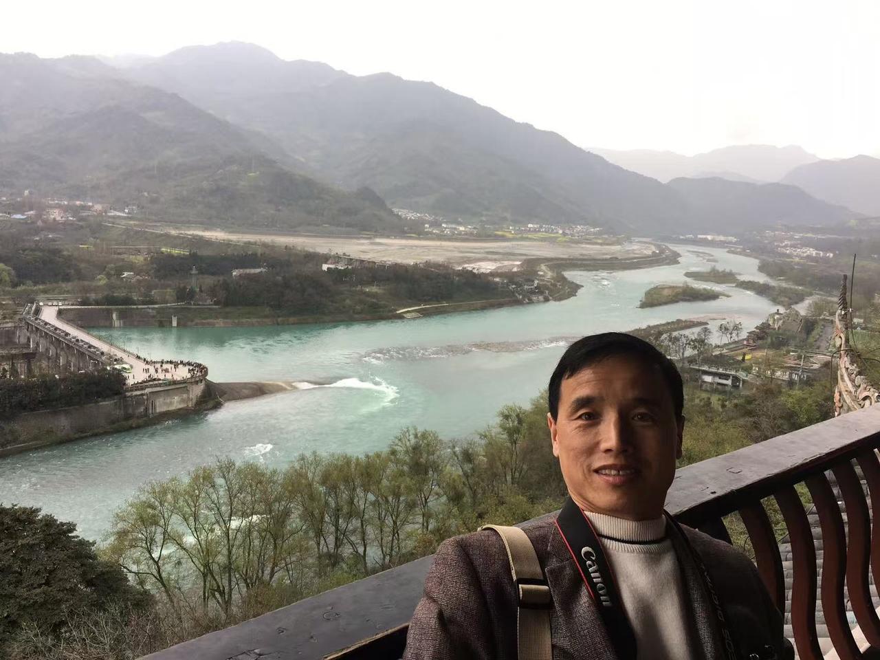 七律·咏都江堰

都江堰水百川源，
惠泽蜀人千万年。
造福一方秦太守，
二王庙里