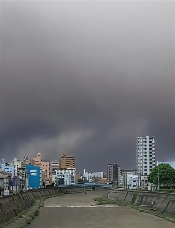 日本又出事了，
这次既不是地震，
也不是核泄漏，而是
火山喷发。
6月7日上午，