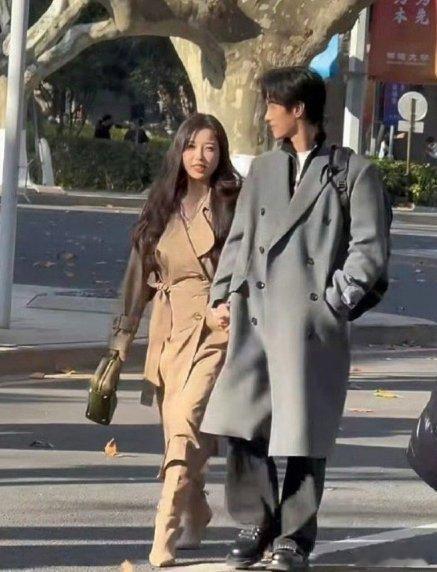 虞书欣何与牵手同框拍摄路透  虞书欣何与同框拍摄镜头好cp感  《双轨》虞书欣何