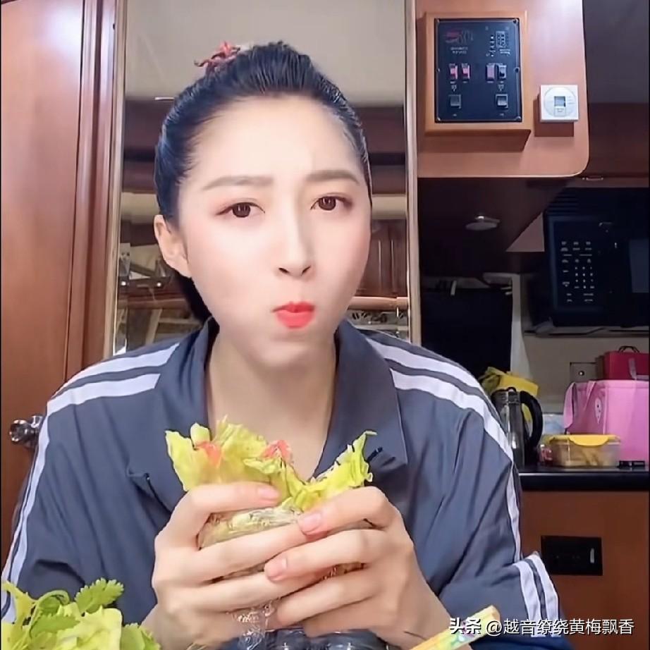 关晓彤回到家中，妈妈为她做了减脂餐“蔬菜汉堡”。所谓“蔬菜汉堡”，不过是在包菜里
