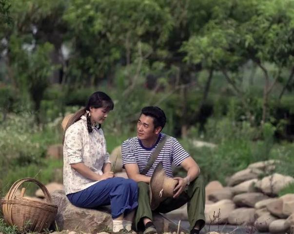 2013年，61岁的知青刘宝华重返米脂县，看望初恋马凤兰。意外发现凤兰竟然给他生