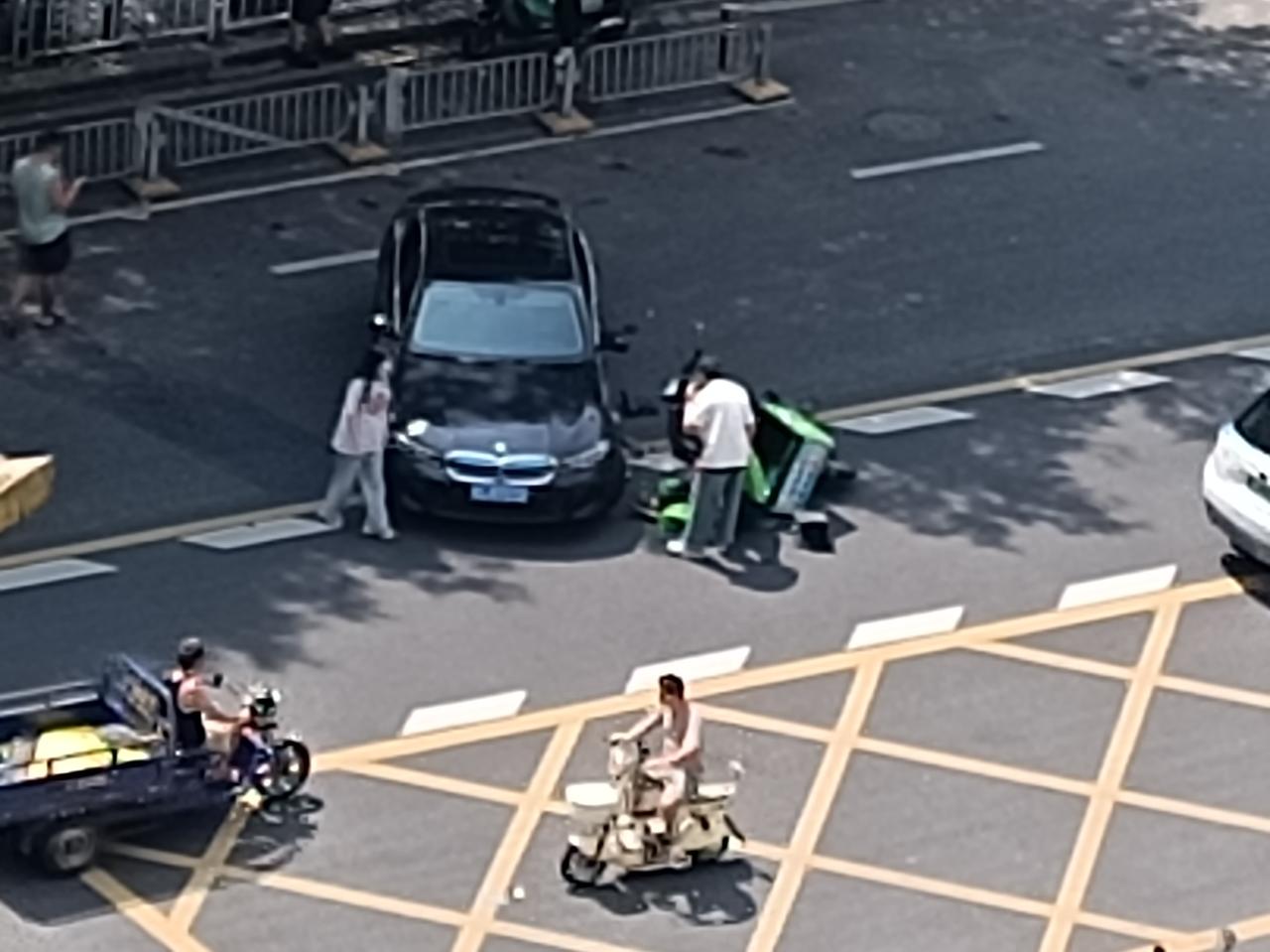 深圳龙华民治实在人口和电动自行车密度太大了，中午在家休息，楼下突然嘭得一声巨响[