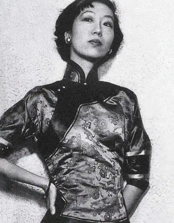1938年，张爱玲40岁的父亲趁妻子熟睡，偷偷摸进18岁女儿的卧室。看见张爱玲昏
