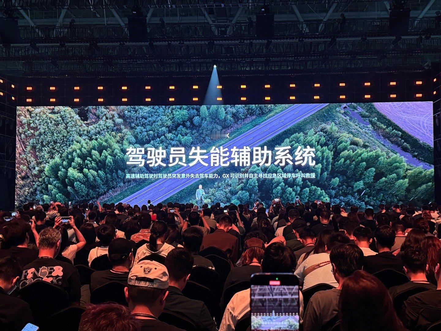 小鹏GX这次加的驾驶员失能辅助系统，真的是给出行上了个双保险。要是开车的时候驾驶