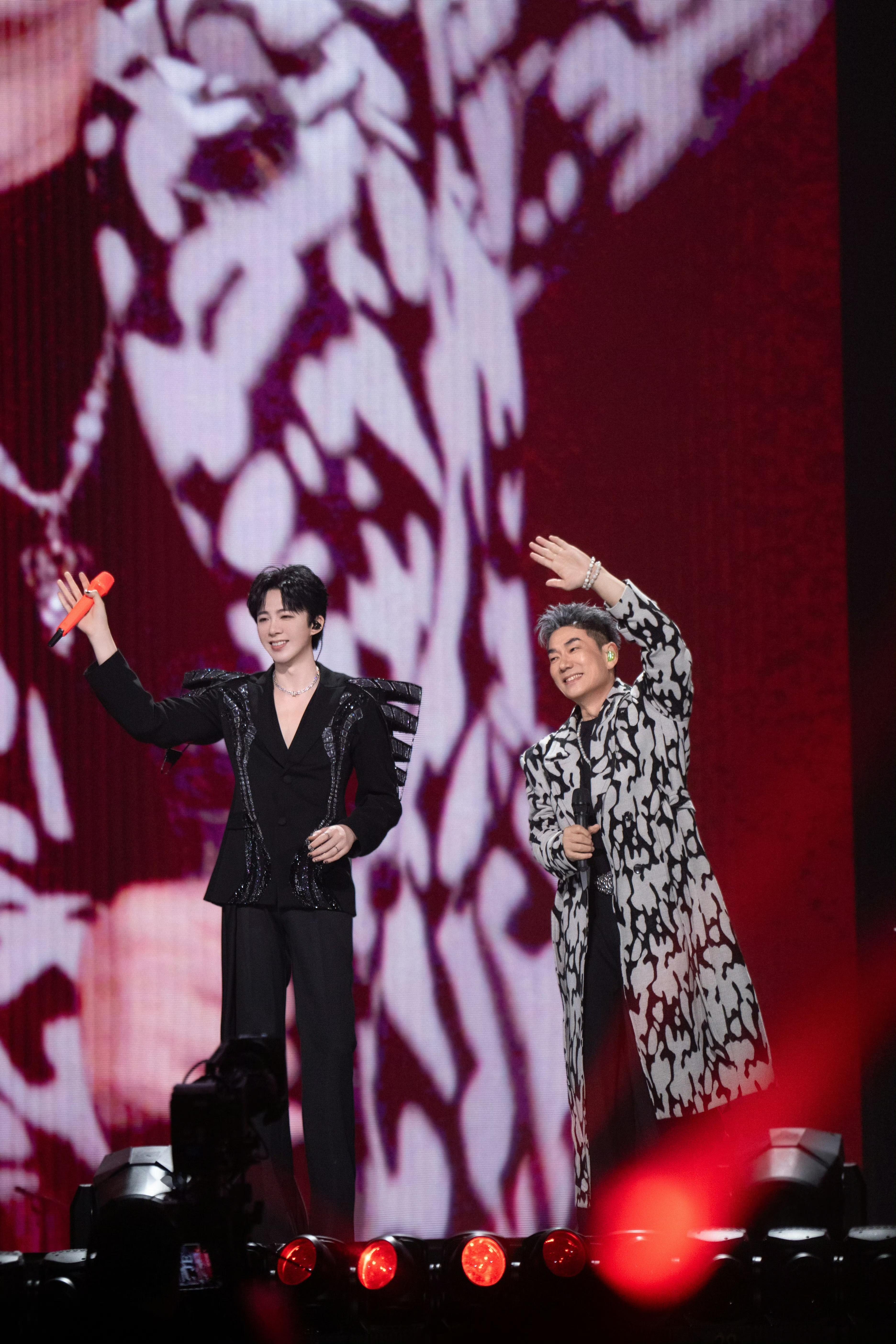 摩登兄弟刘宇宁惦记投喂任贤齐 小齐哥晒蓝莓铁皮柿子感谢刘宇宁。好兄弟的友谊从街头