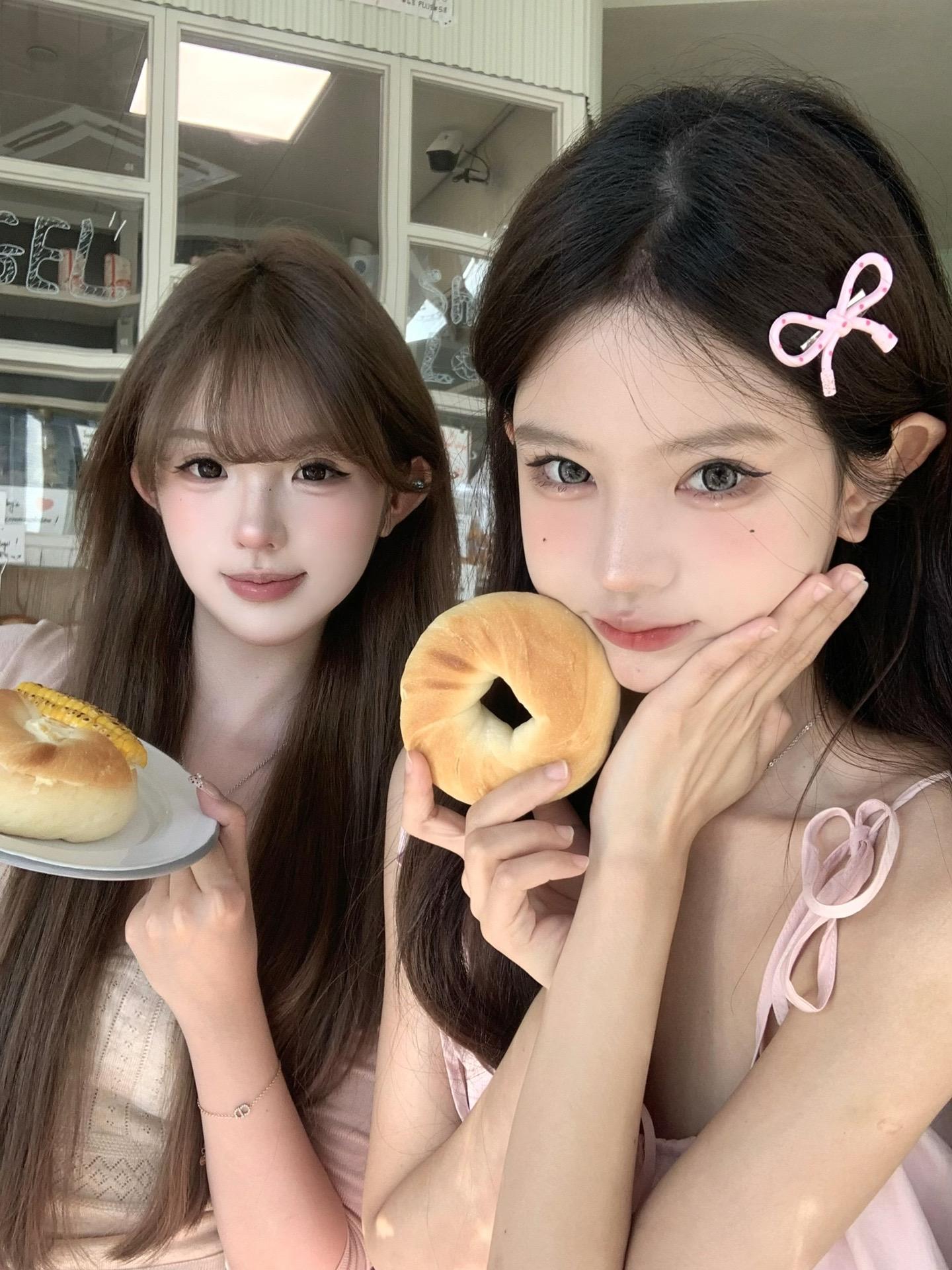 两个贝果脑袋🥯。