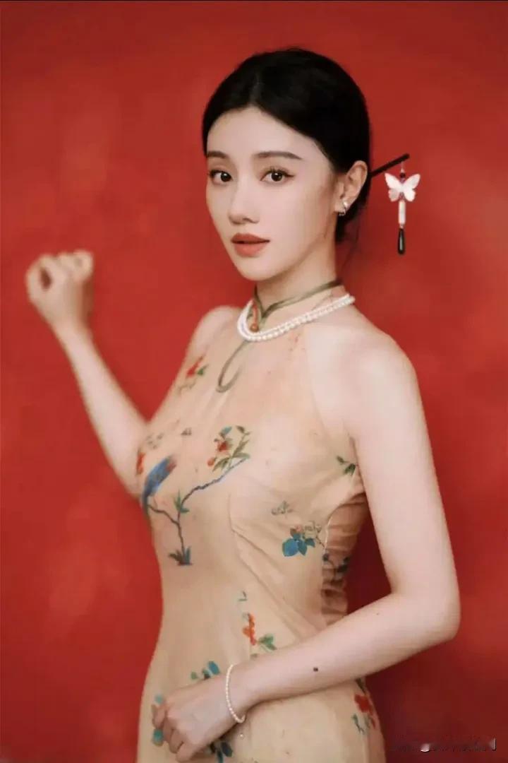 演员王鹤润，她可比王楚然漂亮多了，端庄大气，身材也好，要不然怎么能出演知否里的盛