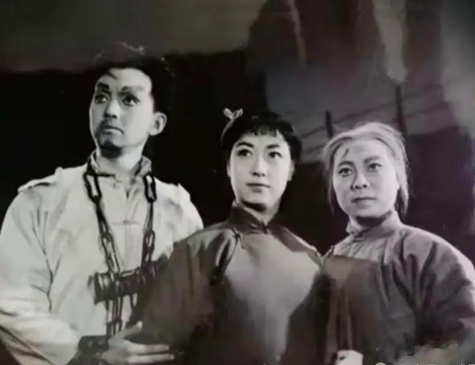 现代京剧《红灯记》，众多京剧名家都曾演绎，各展风采。
这一版是六十年代中国京剧团