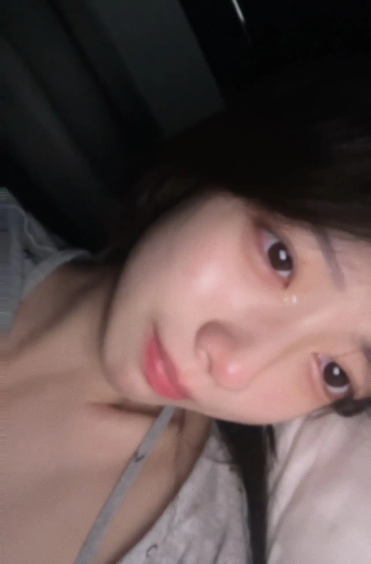 凌晨三点我盯着天花板发呆 曾经我以为永远不会消失的一切 现在早已没了痕...