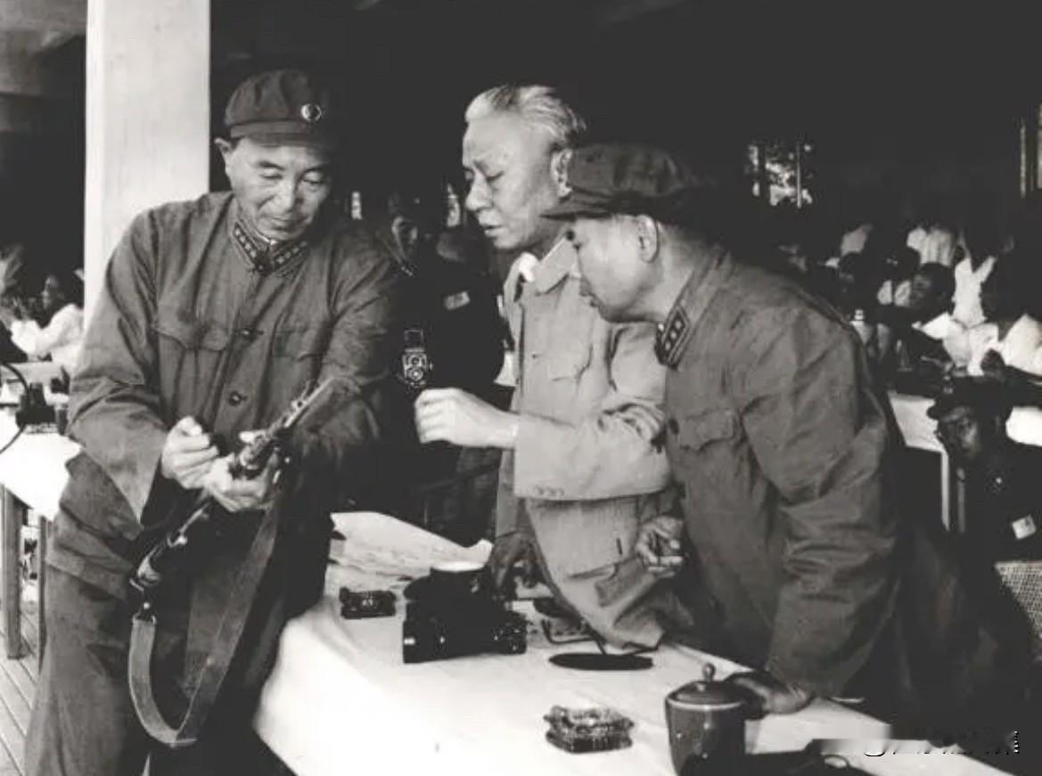 1964年，中国人民解放军为提高军事素质，开展了“大比武”大练兵运动。图为罗瑞卿