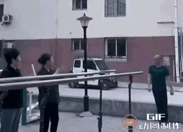 [大笑][捂脸]善意提醒：爷们如果年纪大了，在女性面前过度地显摆往往“力不从心”