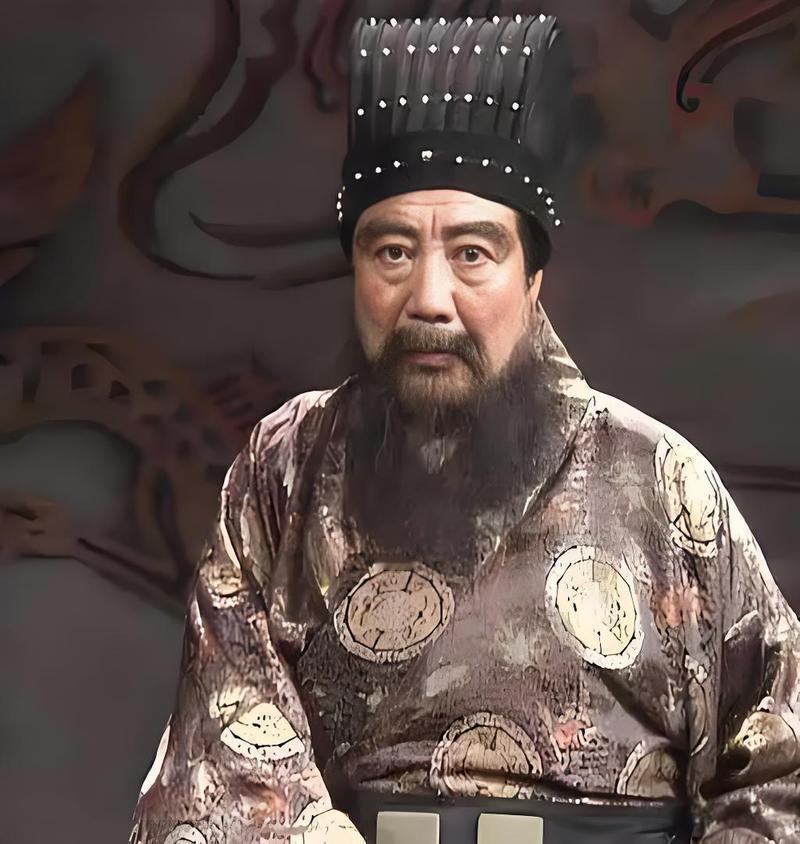 讲讲董卓董大胖子！

董卓就是标准的凉州当地豪族出身，自己比较猛，又比较讲义气，