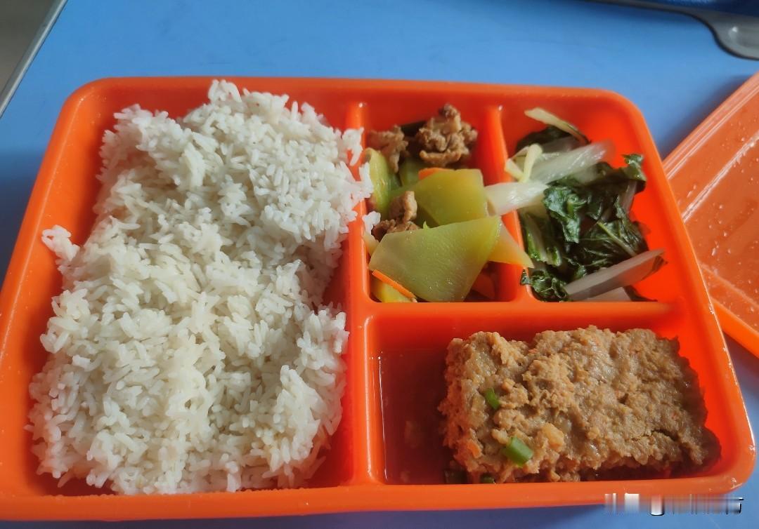 今天去小学蹭了一顿中午饭。[大笑]
小孩儿在学校吃午饭，赶上今天轮到他们班的家长