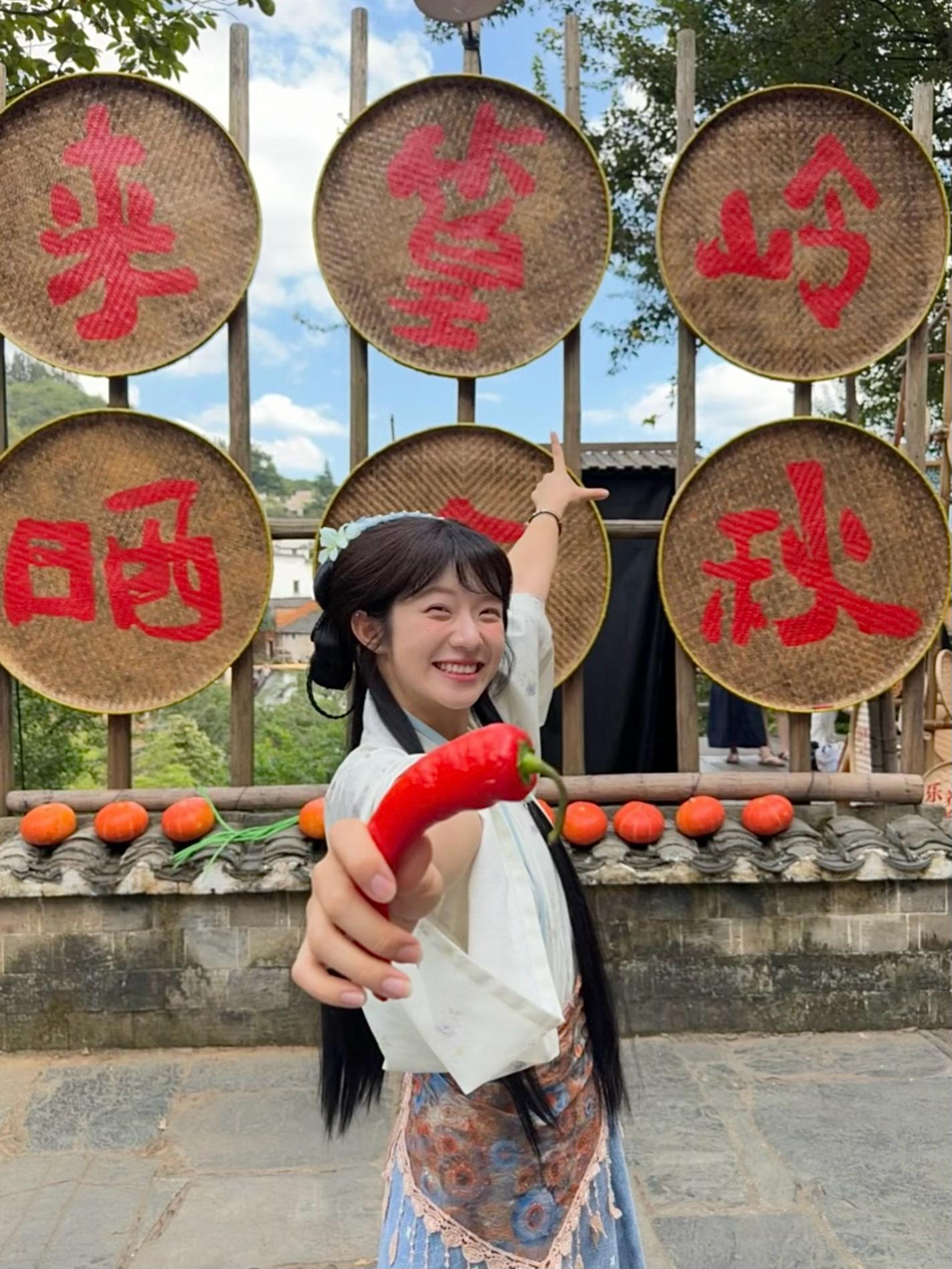 篁岭真的太好拍了啊哈哈哈哈而且大家都打扮成晒娘 走一路看一路漂亮女孩真是太养眼了