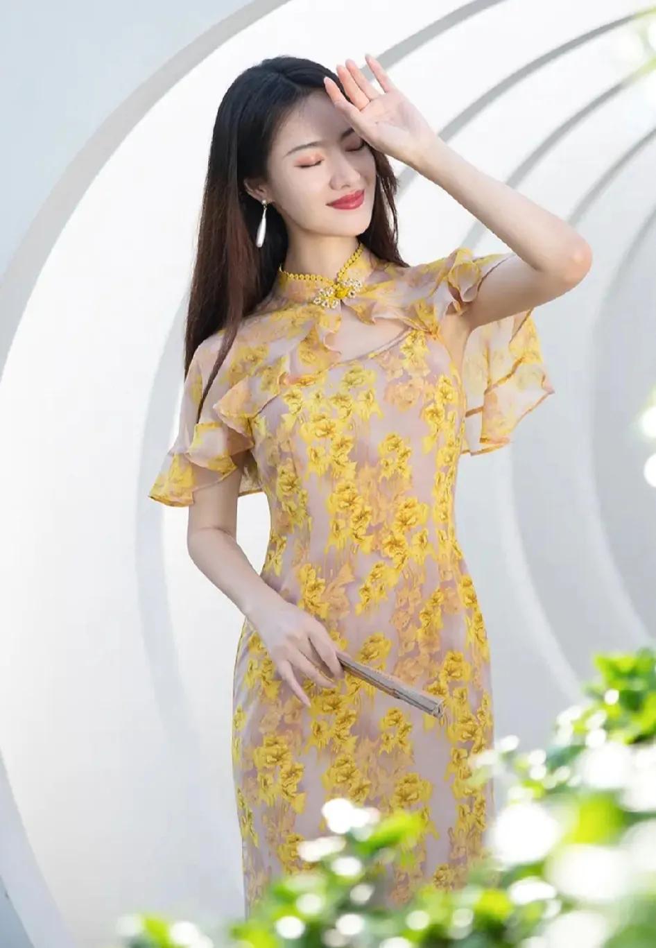 哇塞，好美的改良旗袍裙
如初见恋人般那么让人着迷
温柔中散发出夺目的靓丽感
靓丽