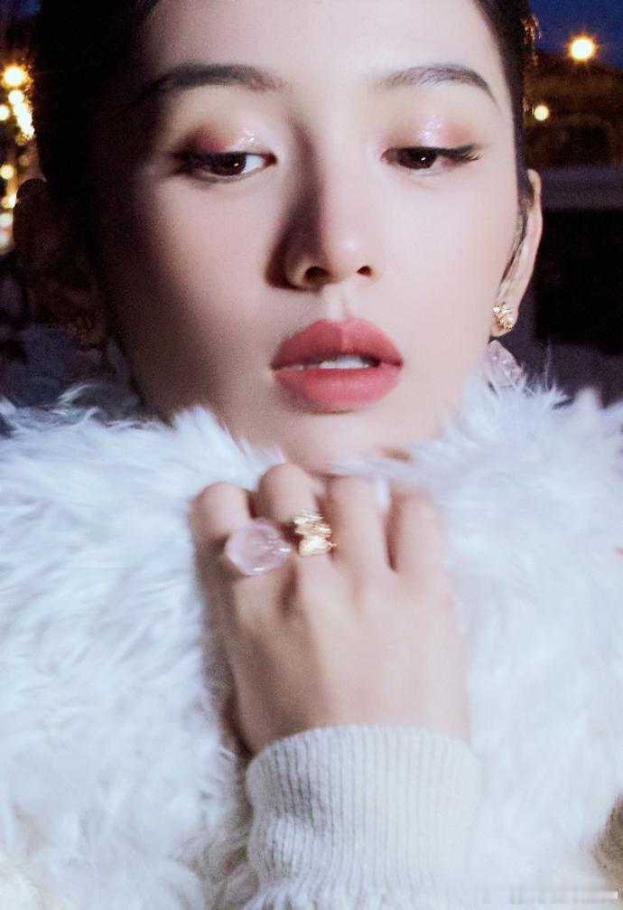 周也 内娱免检大光明 周也的大光明造型太惊艳，饱满的额头、流畅的发际线完美展现，