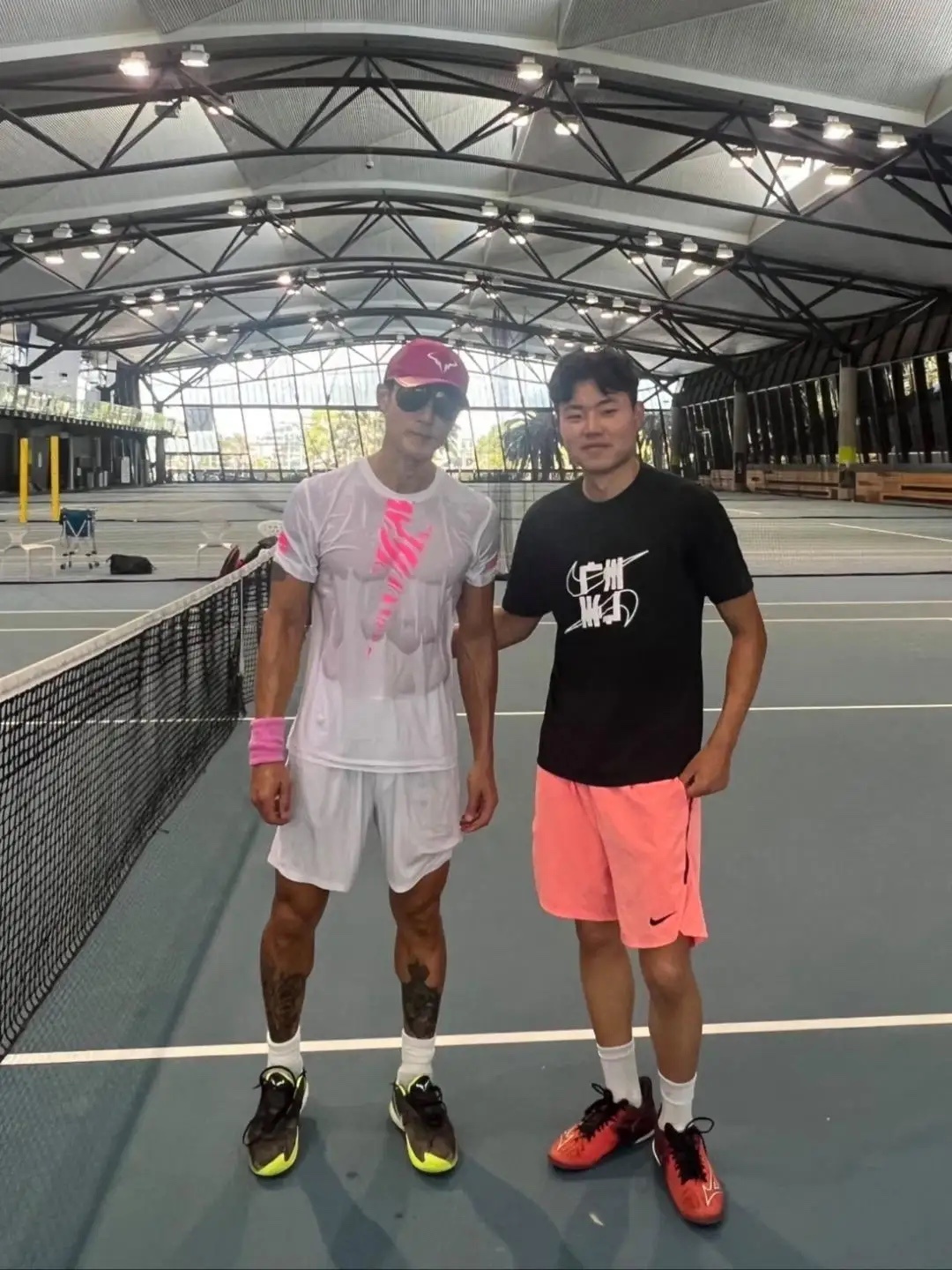 47岁吴尊在墨尔本打网球被偶遇，他的身材练得好壮硕，腹肌好性感。皮肤晒黑了好多，