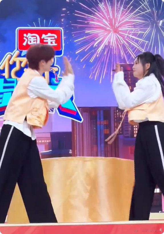 李雪琴丁程鑫萌感姐弟这对姐弟组合我能看一百遍！李雪琴丁程鑫跳童年神曲，萌度直接超