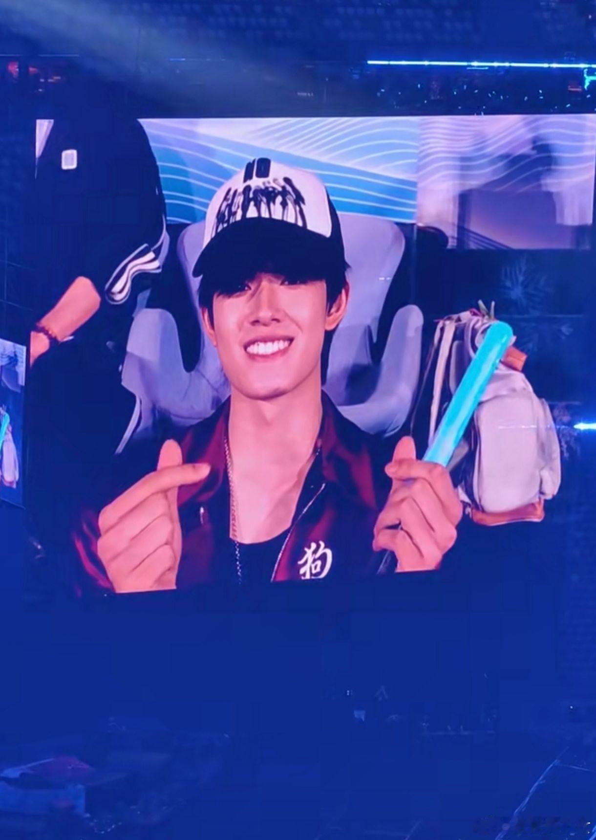 张极又去看张杰演唱会了张极再度现身张杰北京鸟巢，已是第二次赴约演唱会。台上张杰暖