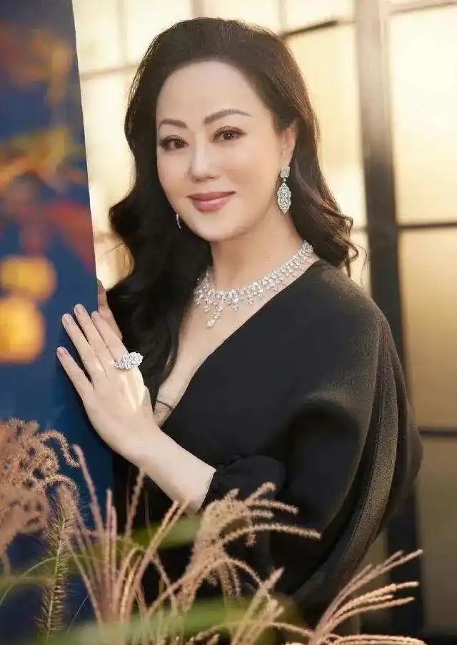 微胖女人穿衣还得看章小蕙，近60岁身材珠圆玉润，依旧美艳显贵 ​​​
